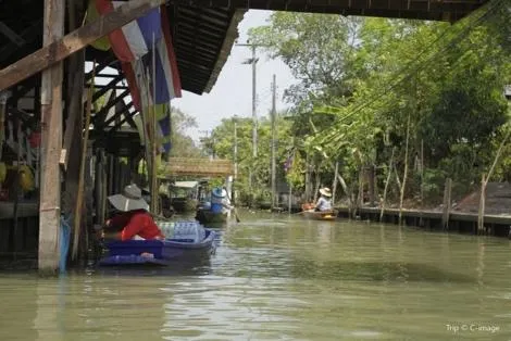 พ่อค้าแม่ค้าขายของในเรือ