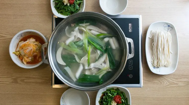 韓国のグルメ：タッカンマリ