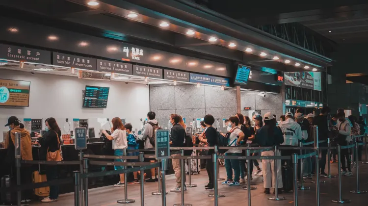 飛行機は何分前に搭乗口に行けばいい？