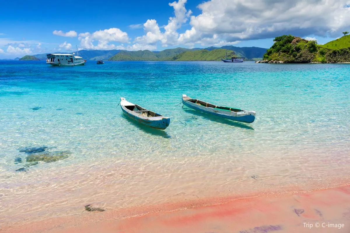 Tempat Wisata di Indonesia-Pantai Pink