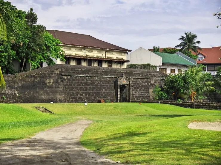 กำแพงเมืองเก่าอินทรามูรอส (Intramuros)