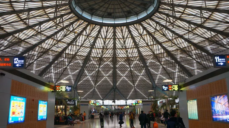 上海南駅の待合ホール。円形ドーム状の天井が特徴的で、発車案内板やショップが並ぶ駅構内の風景。