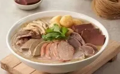 2. Duck Blood Soup (鸭血粉丝汤)