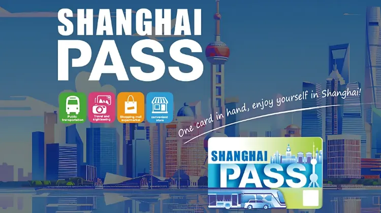 上海のランドマークを背景にした「Shanghai Pass」カードのイラスト。公共交通やショッピング、観光などで使える便利な交通カード。