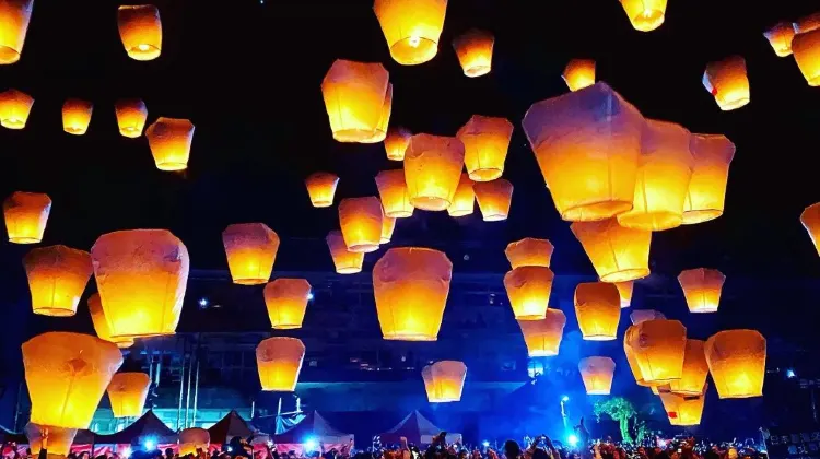 看着天燈在天空飛翔令人振奮