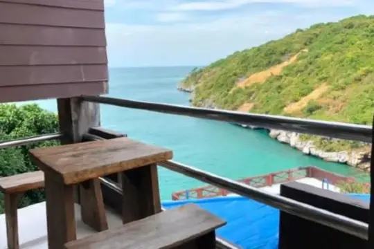 เยลโลว์เฮาส์ เกาะสีชัง(Yellow House Koh Sichang)