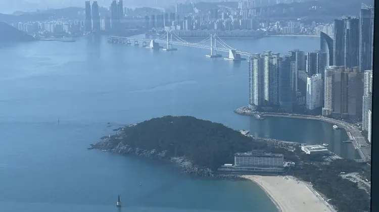 1.ガラス張りのショッキングブリッジ