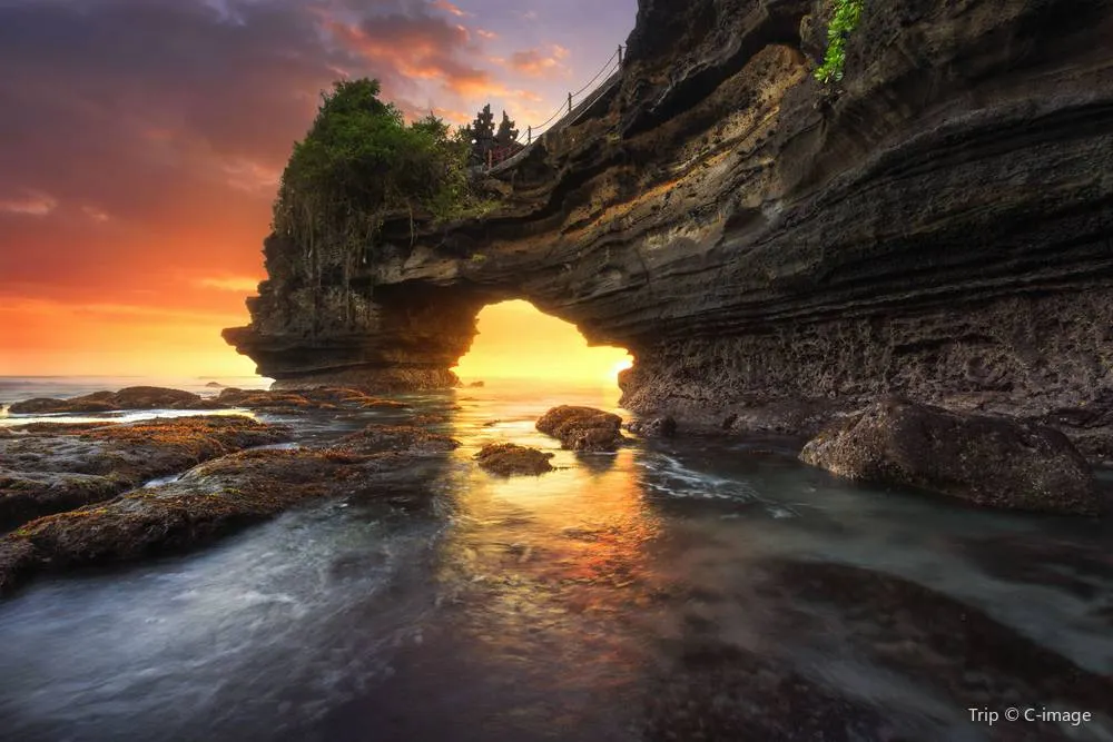 Tempat Wisata di Lombok-Pura Batu Bolong