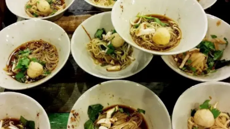 Pranakorn Noodle Restaurant serves Kuai-tiao Ruea in both the traditional small bowls and normal-sized bowls!