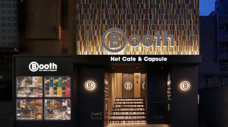 3.Booth Net Cafe & Capsule