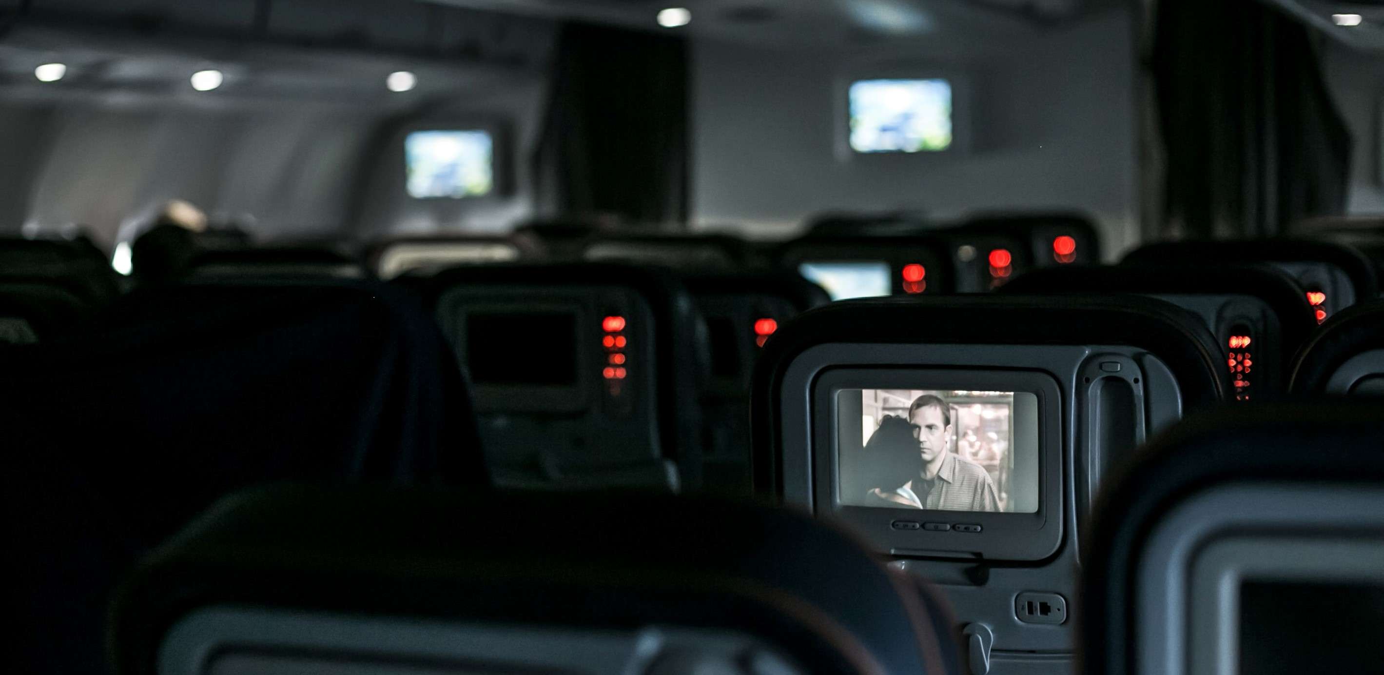Фильмы в самолете: у каких авиакомпаний есть свои системы развлечений на борту