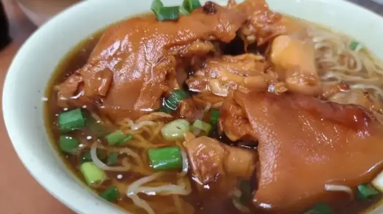 南乳豬手麵味香足料。