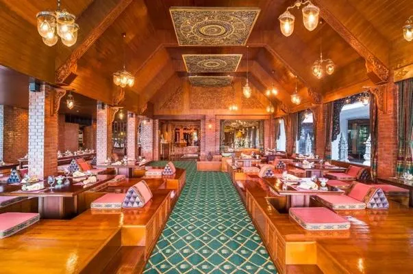 บรรยากาศในร้านอาหารธาราทอง