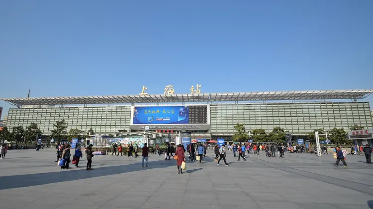 上海駅の外観と駅前広場。旅行者や通勤客でにぎわう上海中心部の主要鉄道駅。