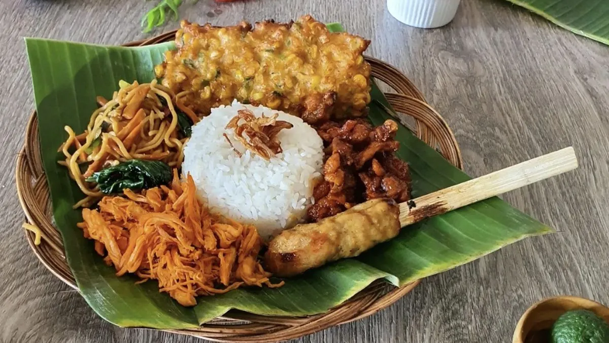 5. Makanan Khas Bali-Nasi Campur Bali ★★★★★