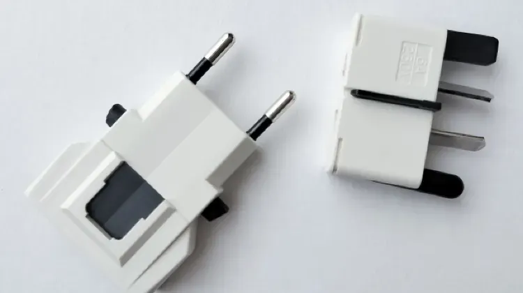 ベルギーのコンセントが合わないときは変換プラグ