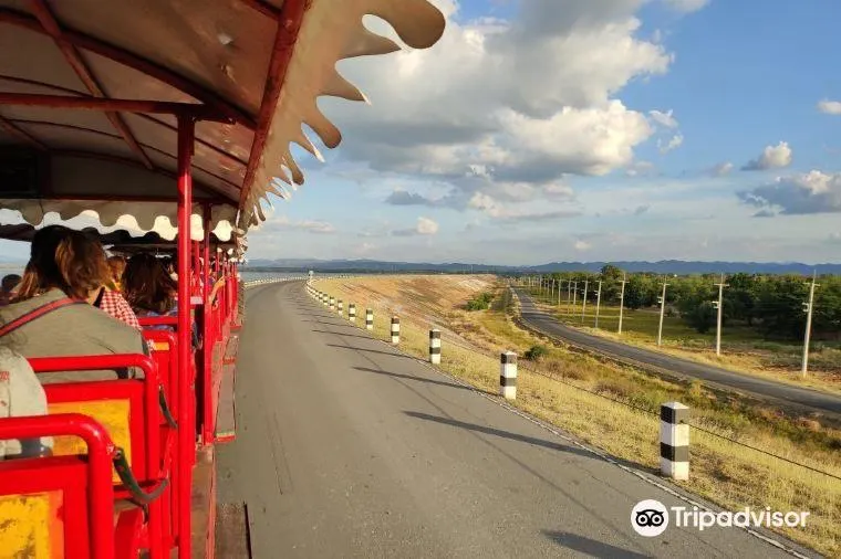 รถรางชมเขื่อนที่เขื่อนป่าสักชลสิทธิ์