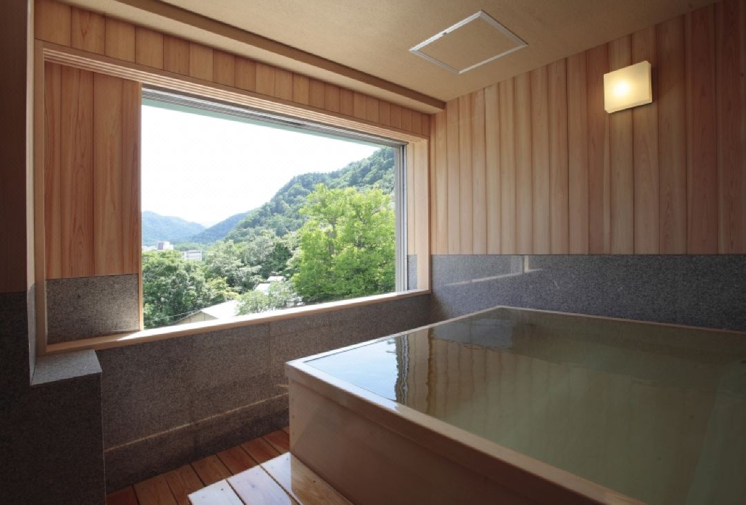 温泉を入りながら紅葉を見るイメージ