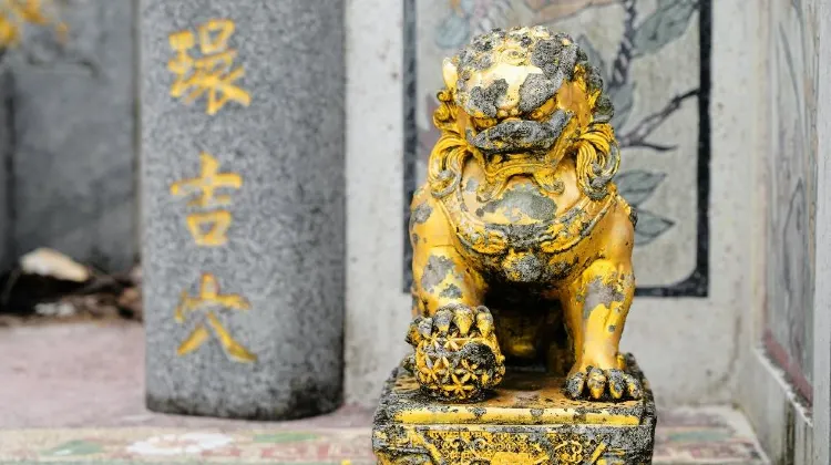 Source: Jens Aber/ unsplash  During the Qingming Festival, families would visit their ancestors’ tombs to present offerings and clean up the gravesites.