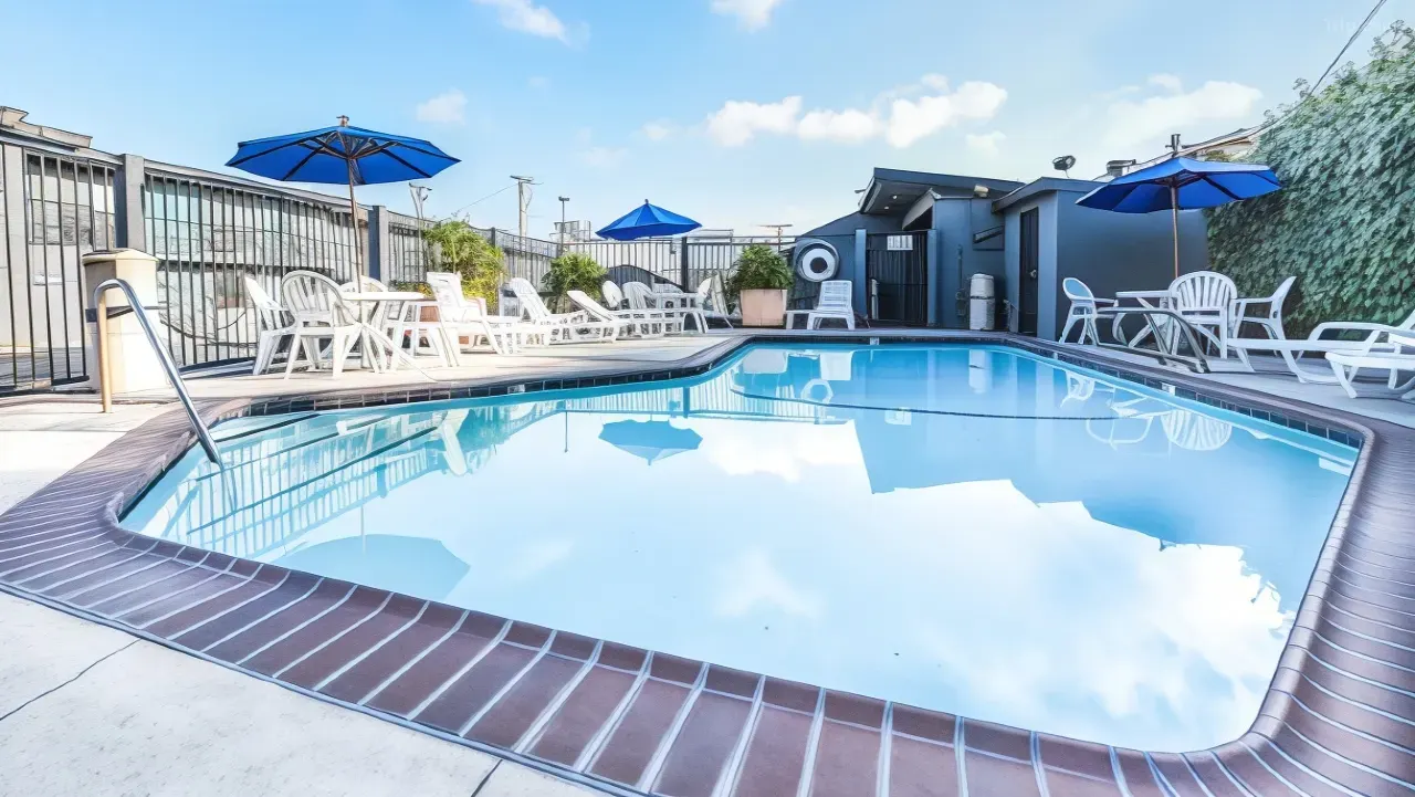 Outdoor pool - Hotels near LAX with Shuttle