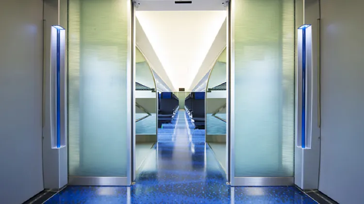 Комфортабельный салон скоростного поезда Keisei Skyliner