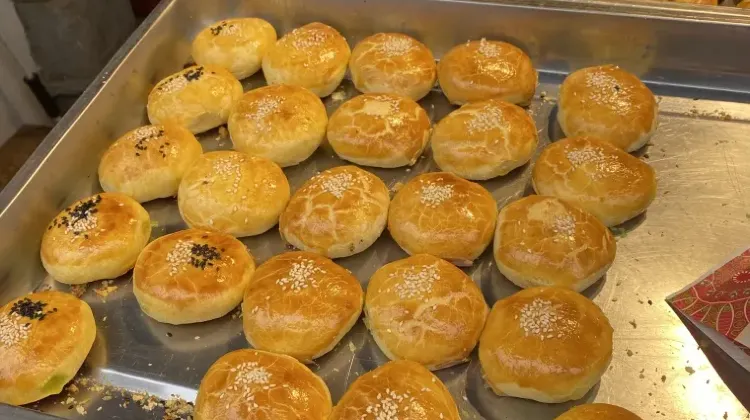 3. Flower Pastry (鲜花饼)