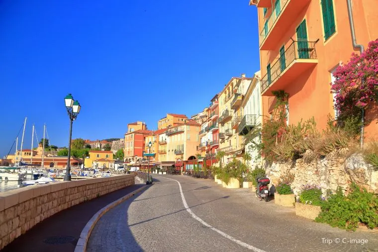 ベストシーズンでもフランス旅行に安く行く方法3選