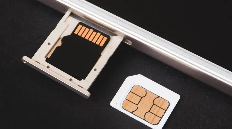 Difference between eSIM and SIM card