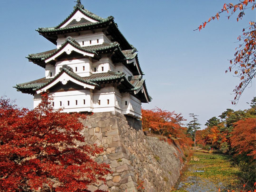 【弘前公園のライトアップが人気】紅葉の見頃は10月中旬~11月上旬