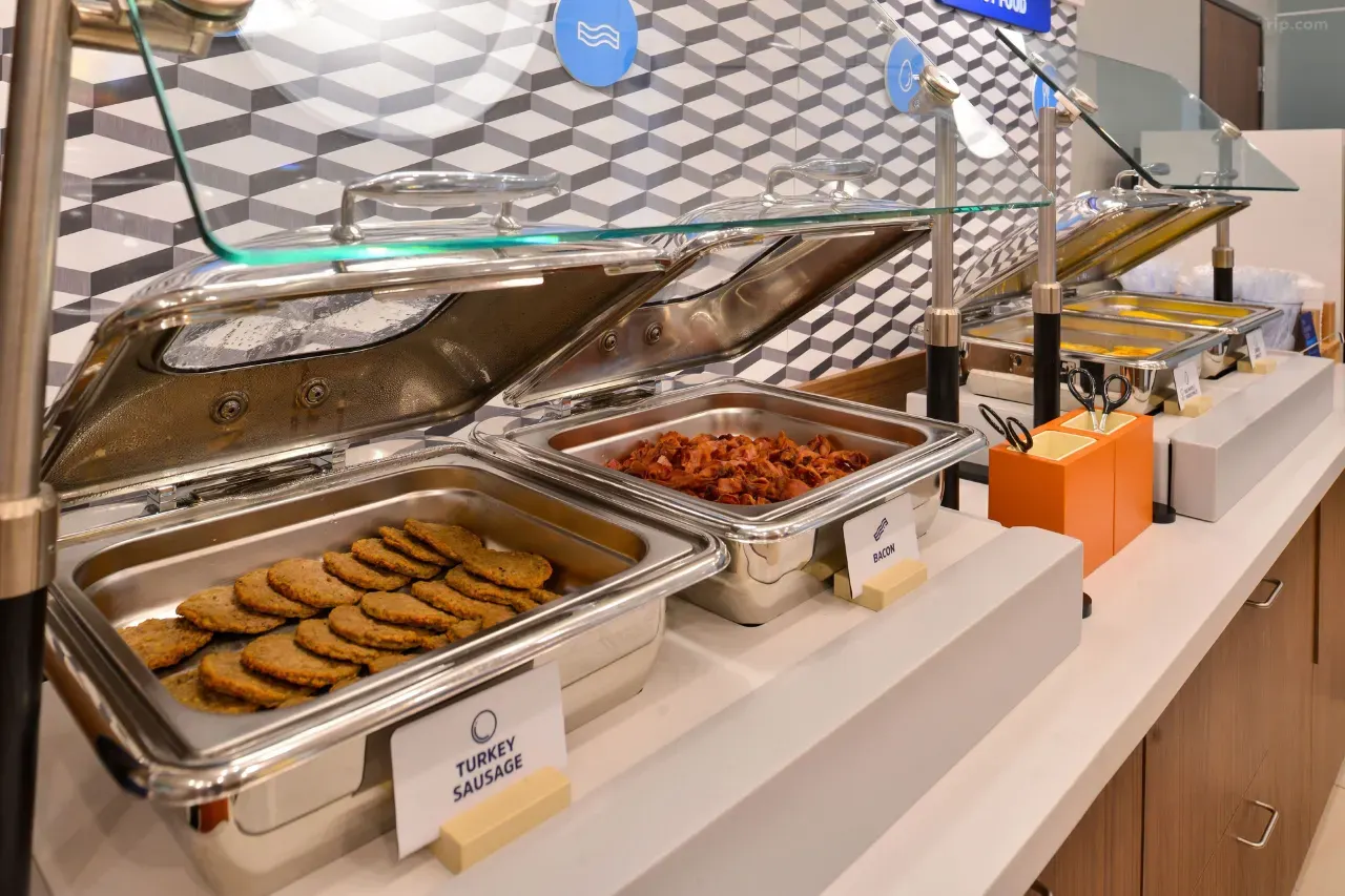 Free breakfast - Hotels near LAX with Shuttle
