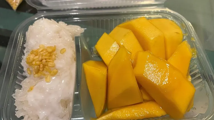 Source: Giselle Wee-Ong  Mae Varee Mango Sticky Rice is known for its sweet mango and delicious glutinous rice.