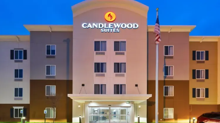 Hotel building in the evening at Candlewood Suites Louisville - NE Downtown Area