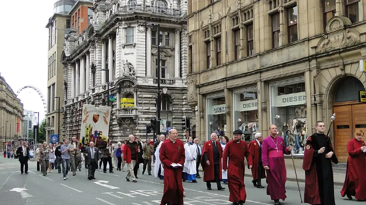 Календарь праздников во Франции на 2025 год — День Святой Троицы (Pentecôte)