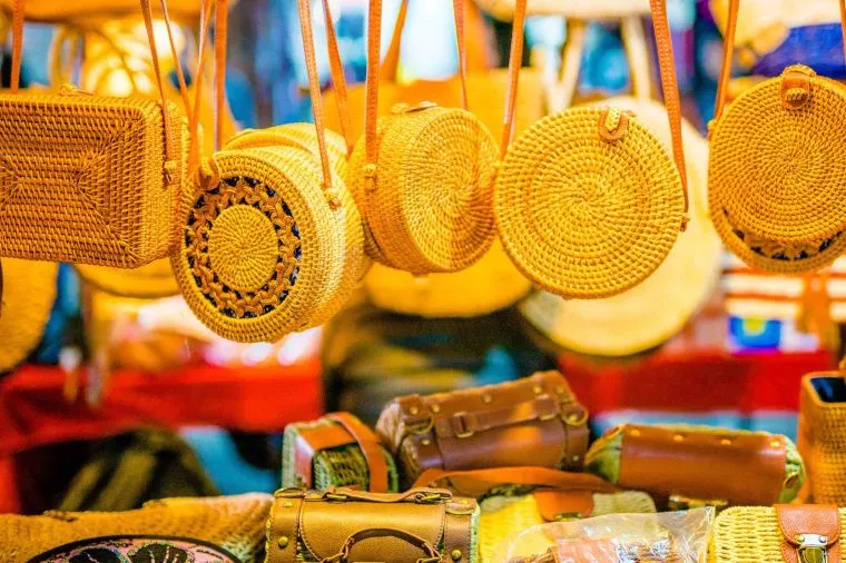 How much does it cost for souvenirs when traveling to Vietnam