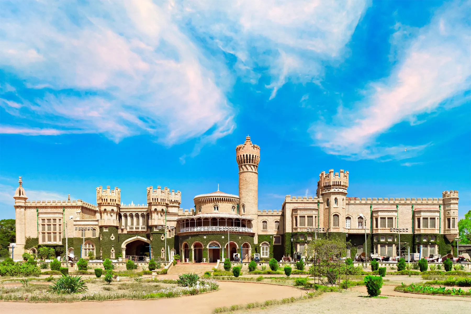 Book Cheap Flights from London to Bangalore/Bengaluru and Save Money