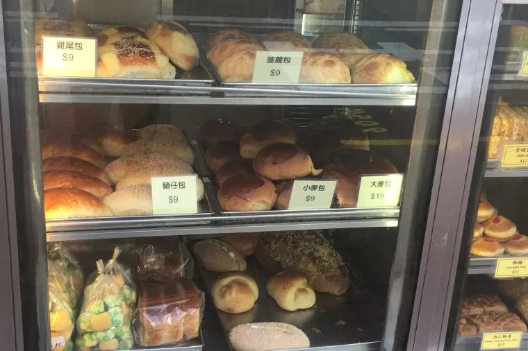 茶餐廳外放着新鮮出爐的麵包