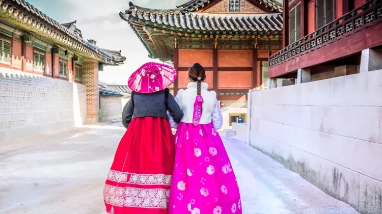 韓服（チマチョゴリ）を着ながら観光する
