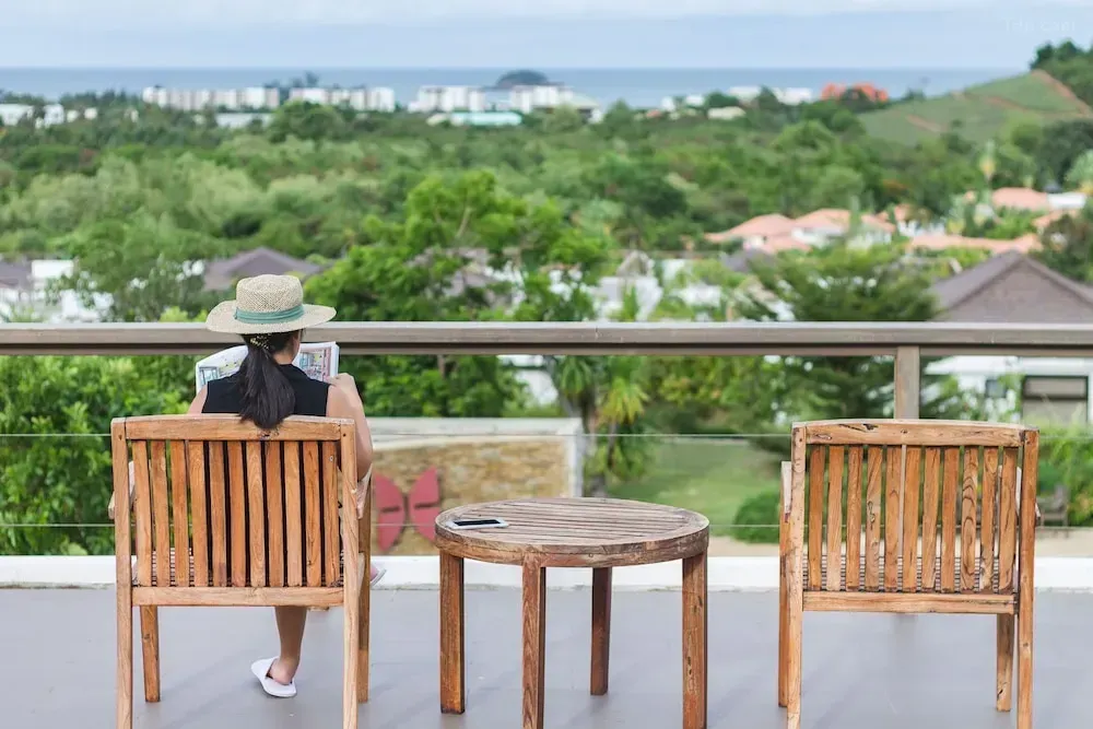 ระเบียงมองเห็นวิวทะเลที่สวยงามของของเดอะ สปิริท รีสอร์ท หัวหิน