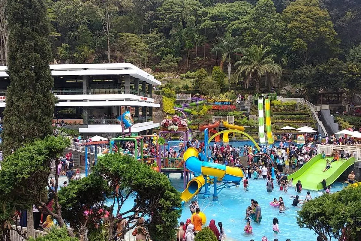 4.Tempat Wisata di Batu-Taman Rekreasi Selecta