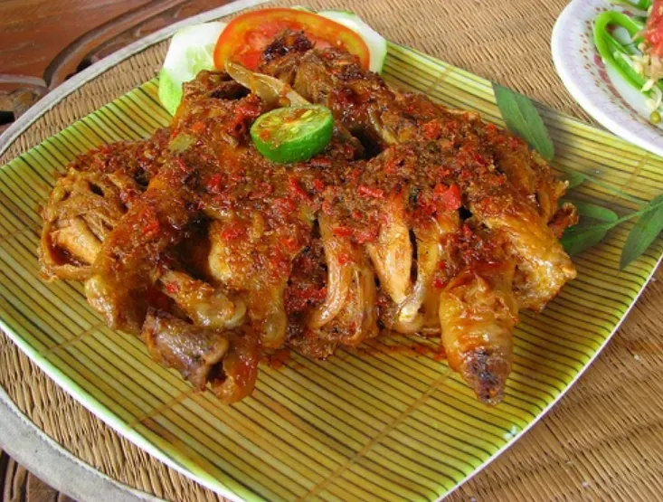 2. Makanan Khas Bali-Bebek Betutu ★★★★☆