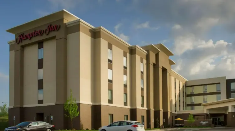 Exterior of the hotel building in the afternoon at Hampton Inn Louisville East/Hurstbourne