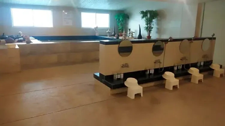 ザシティホテル & スリラチャバイBBH