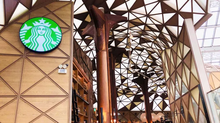 スターバックス ファミエパークR店|美しい外観が話題