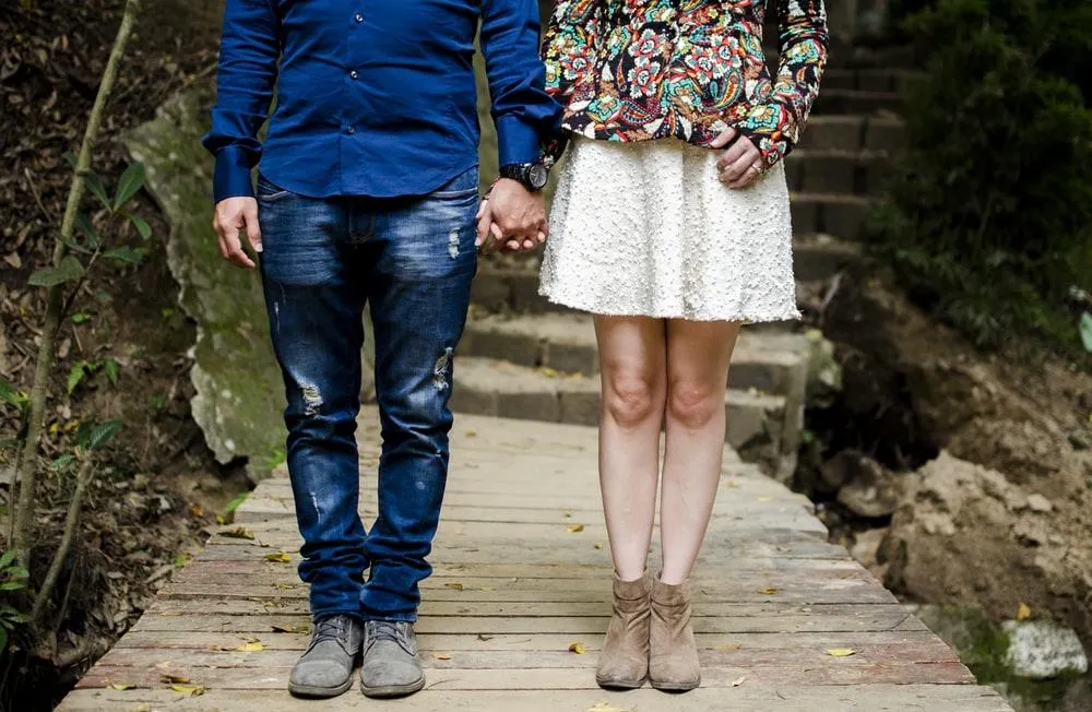 七夕情人節活動景點man and woman holding hands during daytime