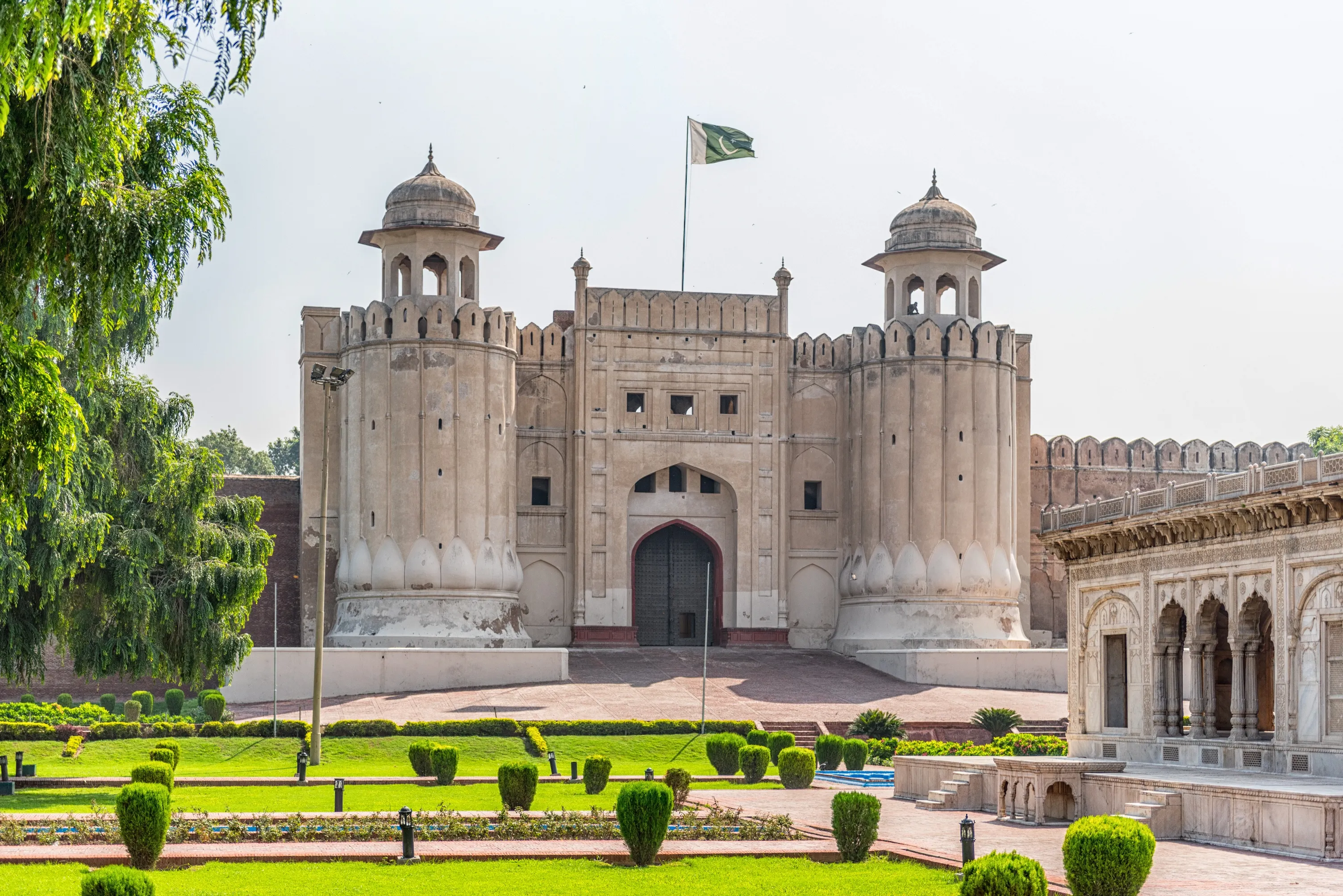 Book Cheap Flights from Manchester to Lahore and Save Money