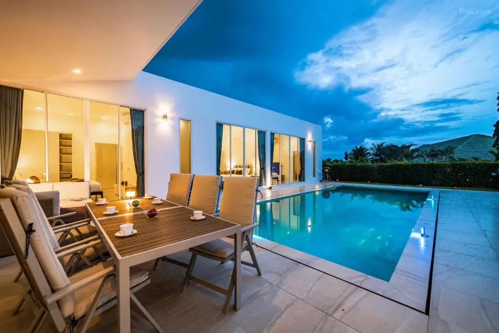 สระว่ายน้ำกลางแจ้งของวิลล่าพูลวิลล่า 4 ห้องนอนสุดทันสมัย - พีเอ็มเค-เอ6