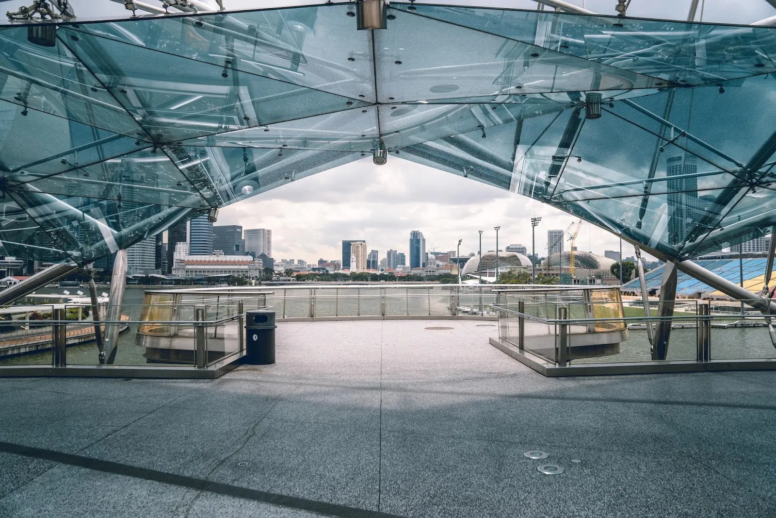 หนึ่งในจุดชมวิวบน Helix Bridge