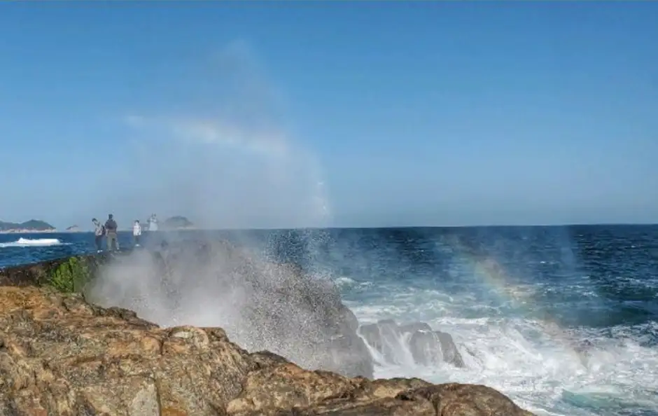 潛龍吐珠噴水岩