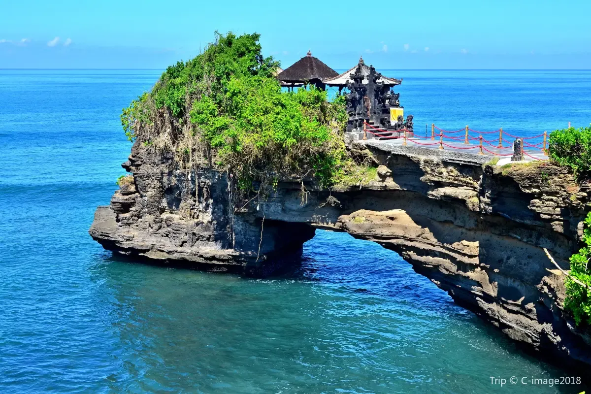 1. Objek Wisata di Bali-Pura Tanah Lot