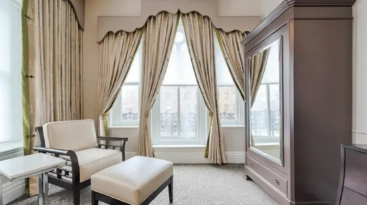 Morrison Clark Inn Washington DC Convention Center-The hotel rooms are mainly in light colors and elegant in style.